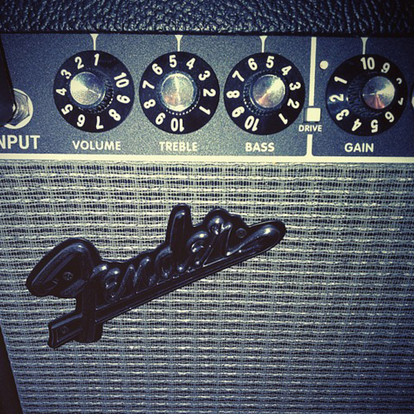 Amplificador p/ guitarra stratoritmo