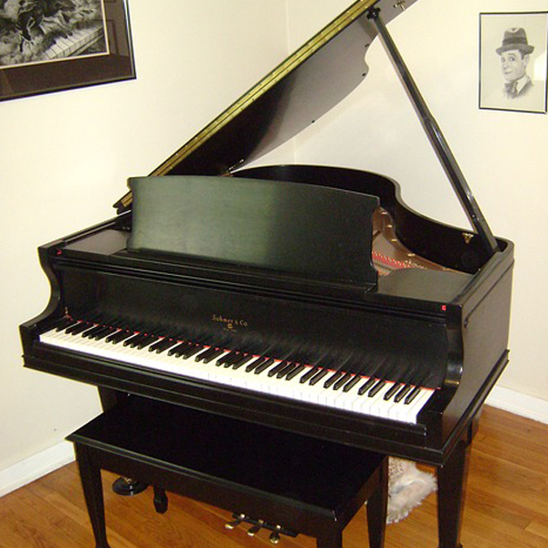Piano com móvel Clavinova CGP 1000