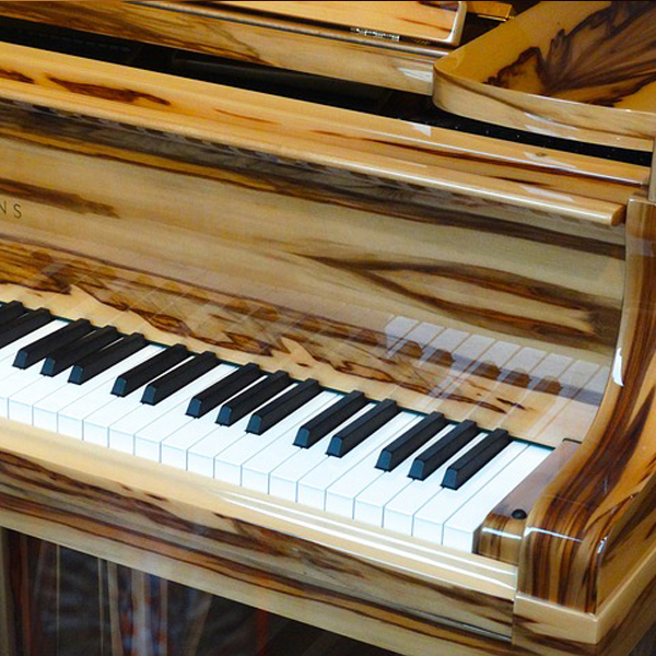 Piano com móvel Clavinova CGP 1000